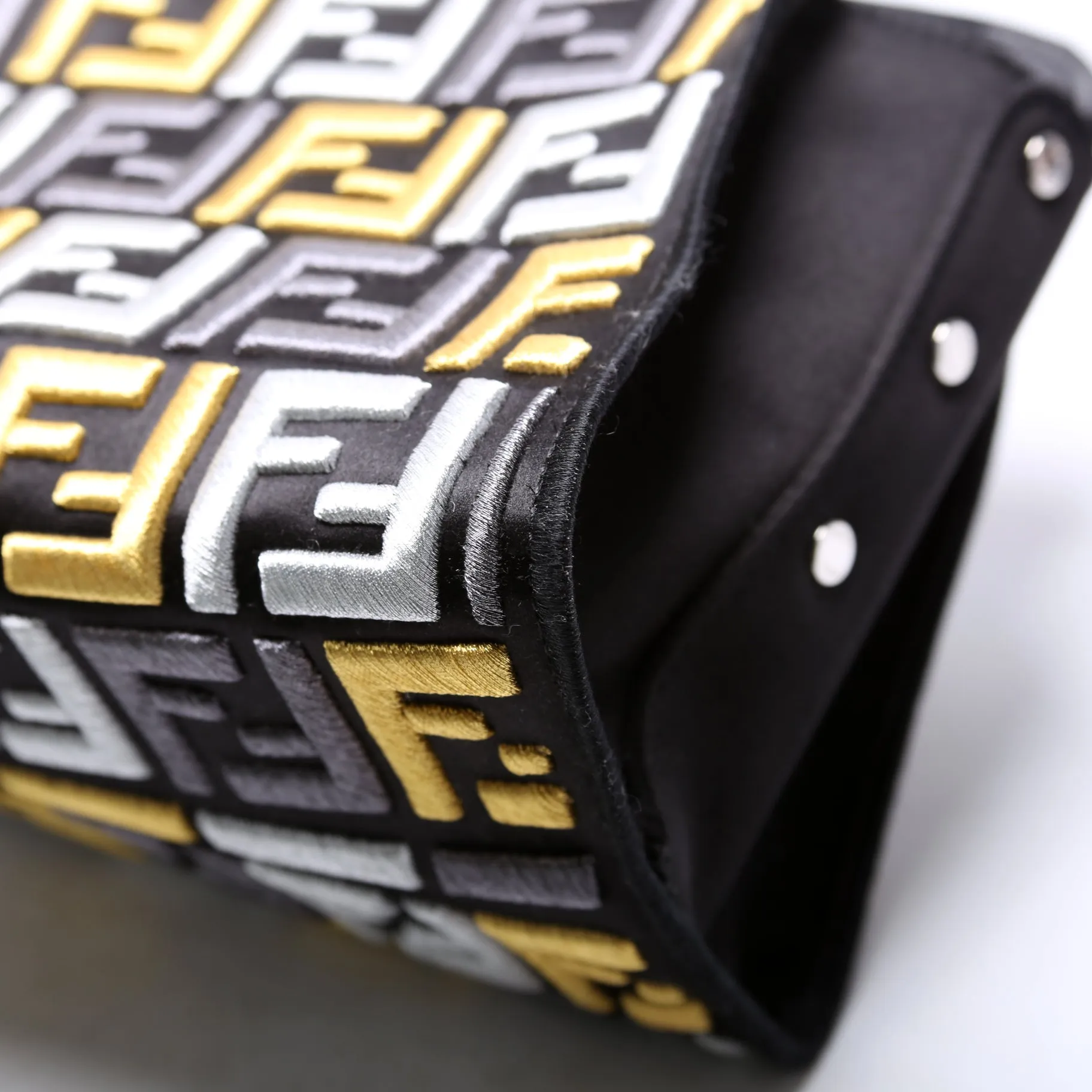 7AR717 Peekaboo Defender Pouch Black/Multicolor