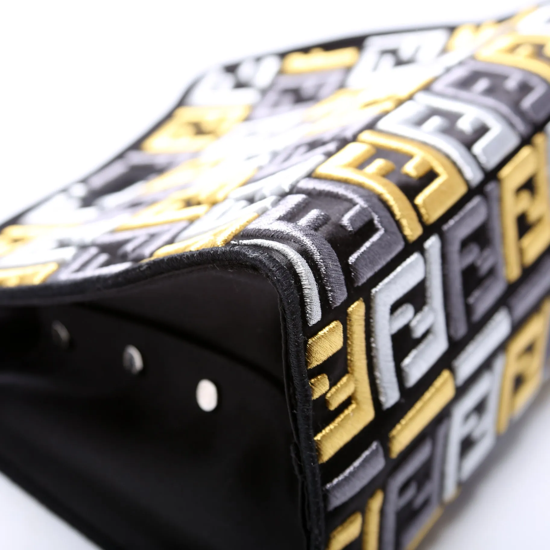 7AR717 Peekaboo Defender Pouch Black/Multicolor